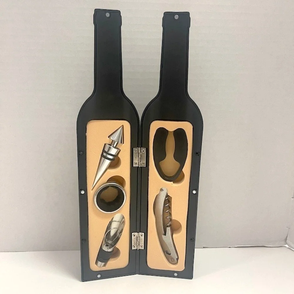 Vino Verona Wine Accessory Tool Set 5 Piece Merlot Bottle Shaped‎ Magnetic Case